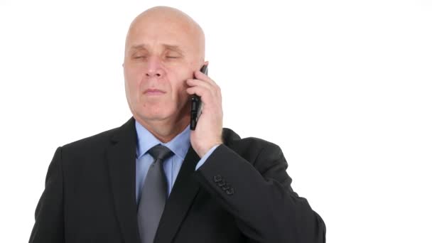 Ernstige zakenman interieur kantoorruimte praten met Cellphone (Ultra High Definition, Ultrahd, Uhd, Ultra Hd 4k, 3840 x 2160) — Stockvideo