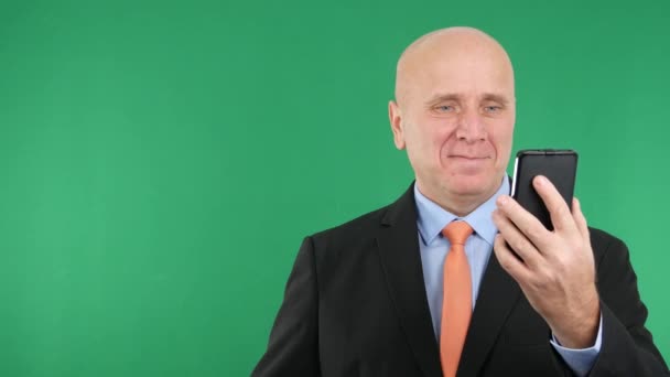 Pleased Businessman Smile Talk Financial Business to Cellphone Hand Gesturing (Ultra haute définition, UltraHD, Ultra HD, UHD, 4K, 3840x2160 ) — Video