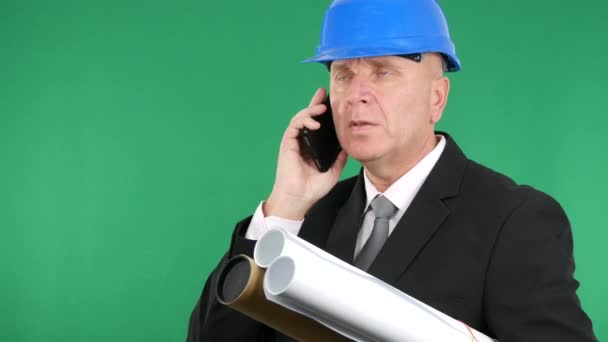 Ingenieur met papier plannen in handen praten met Cellphone groene schermachtergrond (Ultra High Definition, Ultrahd, Uhd, Ultra Hd 4k, 3840 x 2160) — Stockvideo