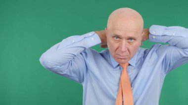 Prezentabl işadamı kravatını yeşil arka planda düzenlenmesi