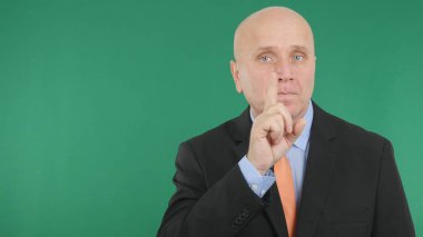 Ciddi iş adamı parmak ile işaret dikkat el hareketleri yapmak