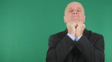 Hayret ararken işadamı üzgün ve umut verici ellerini hareketleri yapmak