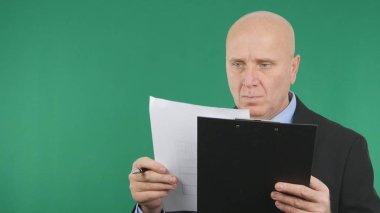 Kendine güvenen işadamı görüntü okuma muhasebe belgeleri ve faturalar