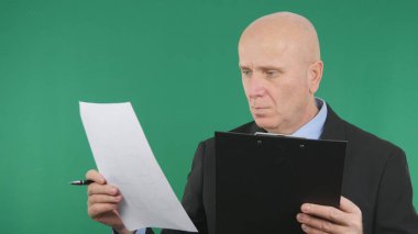 Kendine güvenen işadamı okuma iş sözleşmeleri ve belgeler