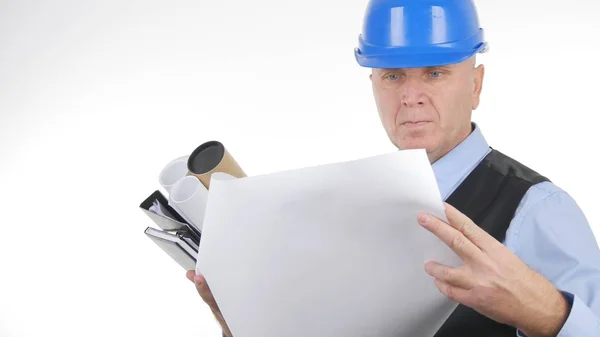 Selbstbewusster Ingenieur liest technische Pläne auf weißem Hintergrund — Stockfoto