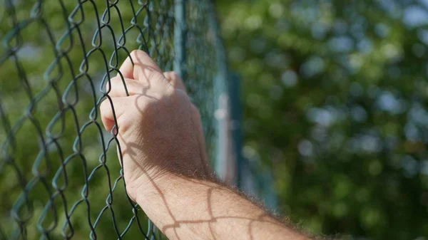 Afbeelding met Man handen op een metalen hek — Stockfoto