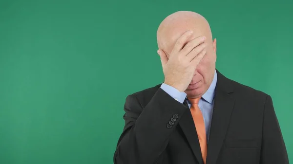 Расстроенный бизнесмен закрывает глаза рукой на отчаянные жесты. — стоковое фото
