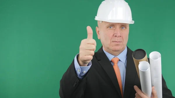 Imagen de Ingeniero Confiado Make Thumbs Up a Good Job Sign — Foto de Stock