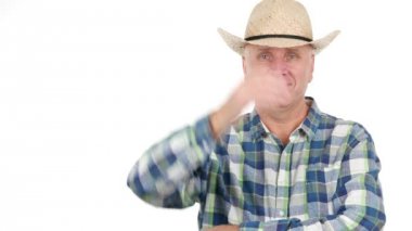 Mutlu çiftçi memnun gülümseyerek selam hareketleri onun şapka çıkar