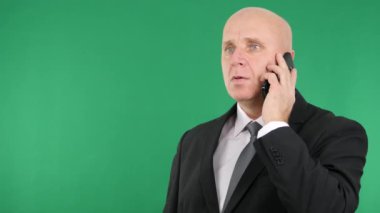 Kendine güvenen işadamı cep telefonunuza konuşan ve sakin mali sorunları açıklamak (Ultra High Definition, Ultrahd, Ultra Hd, Uhd, 4k, 3840 x 2160)