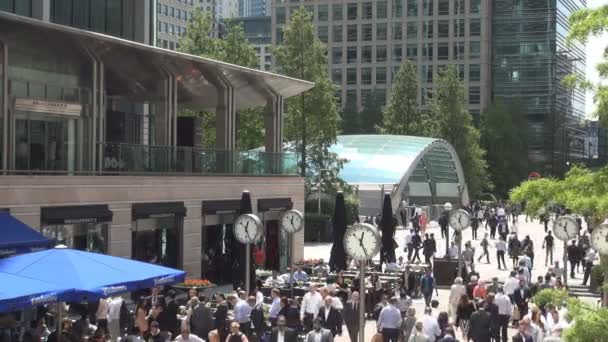 Londres Business Center Edifícios de escritórios Pessoas de negócios Caminhando Crowded Sidewalk — Vídeo de Stock