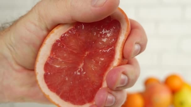 关闭手挤压一个红色多汁柚子 (超高清晰度, Ultrahd, 超高清, Uhd, 4k, 3840x2160) — 图库视频影像