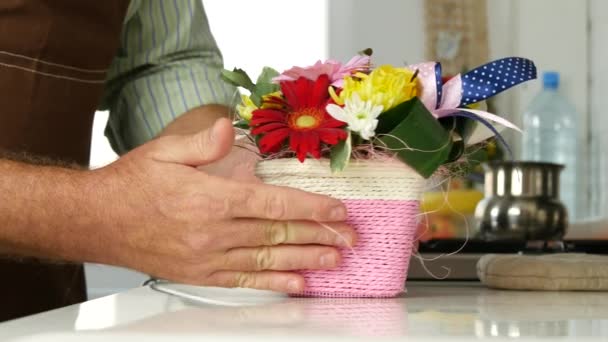 Fermer Vue avec l'homme Arrangeant un pot de fleurs coloré dans la cuisine (Ultra haute définition, UltraHD, Ultra HD, UHD, 4K, 3840x2160 ) — Video