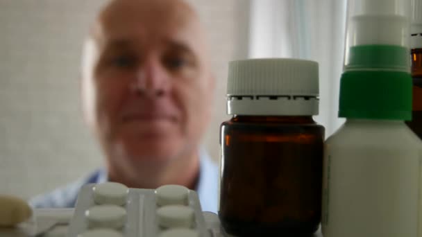 Mann lächelnd öffnet Medikamentenschrank auf der Suche nach Pillen und Tabletten (ultra high definition, ultrahd, ultra hd, uhd, 4k, 3840x2160) — Stockvideo