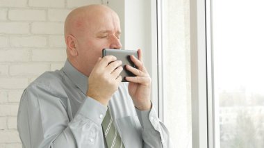 Elektronik Tablet okuma iyi haber ile mutlu işadamı