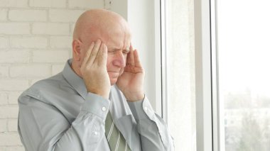 Yorgun işadamı bir migren büyük baş ağrısı baş ağrısı rahatsız edici acı