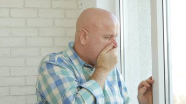 Endişeli kalan penceresindeki Office odada hayal kırıklığına işadamı