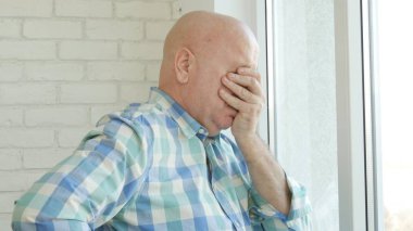 Pencere konaklamada oda ofis içinde hayal kırıklığına işadamının endişeli