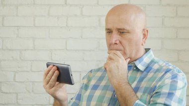 İşadamı kullanım cep telefonu Internet bağlantısı arama Online finansal haber