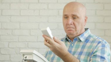 Kızgın adam üzgün bir sabit hat çağrısından sonra arayan bir hayal kırıklığına tutum ile