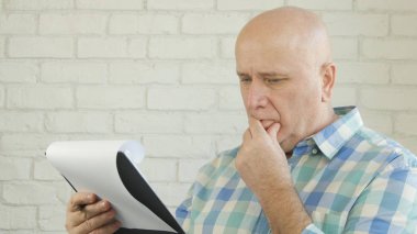 Meşgul işadamı görüntü okuma bilgi panosu kullanarak