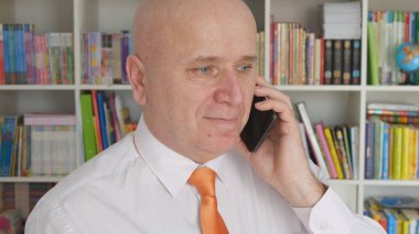 İşadamı Smartphone olun bir telefon kullanarak Office odasından ara