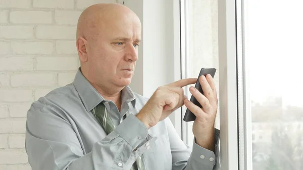 Relaxed Businessman Testo utilizzando Smartphone connessione internet — Foto Stock