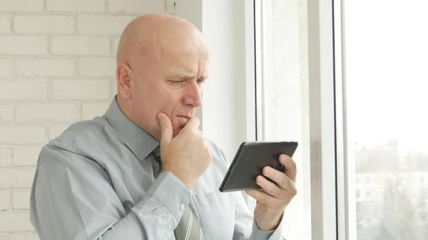 Aufgebrachte Geschäftsleute nutzen elektronisches Tablet lesen online schlechte Nachrichten und gestikulieren nervös — Stockfoto