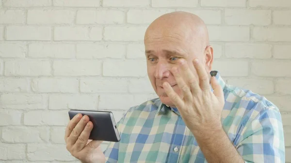 Šťastný podnikatel provádět gesta nadšený vítěz čtení dobré zprávy na mobil — Stock fotografie