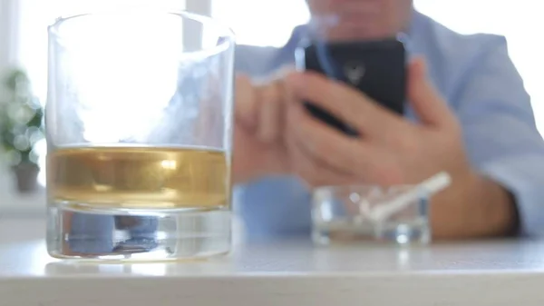 Adam Restoran kullanım cep telefonu uygulama içki alkol ve duman Sigara