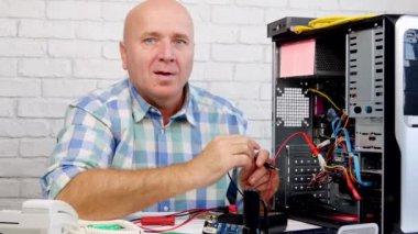 Gülümseyen adam tamir bilgisayar yapmak Merhaba el hareketleri