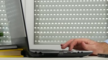 Adam kullanmak Laptop Office iş arama bilgi şirket ağındaki (Ultra High Definition, Ultrahd, Ultra Hd, Uhd, 4k, 3840 x 2160)