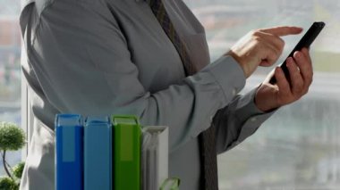 İşadamı Office oda pencere kullanımı Mobile ve yazma e-posta önünde