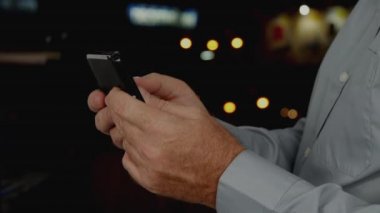 Gece kullanım cep telefonu Internet bağlantısı çalışan Office odadaki adam