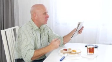 İşadamı el hayal kırıklığına almak öğle ve okuma kötü haber gazete