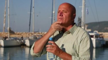 Turistik bir plastik şişe içki taze su etrafa bakıyor Harbor (Ultra High Definition, Ultrahd, Ultra Hd, Uhd, 4k, 3840 x 2160)