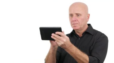 Dokunmatik Tablet kullanarak iş adamı ara mali Haberler
