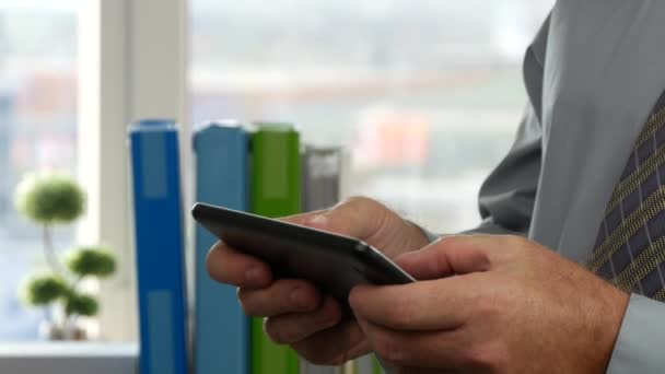Empresário Sala Escritório Mensagens Texto Andando Usando Tablet Toque — Vídeo de Stock