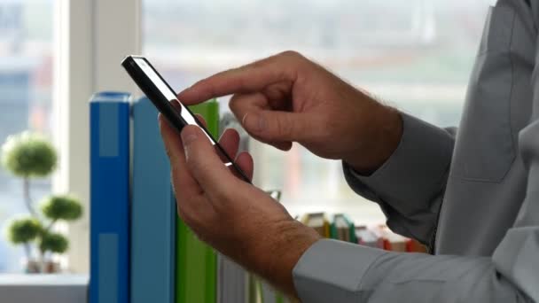 繁忙的商人在办公室房间用手机发短信 — 图库视频影像