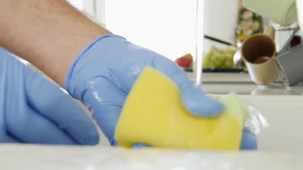 Close Hombre Manos Usando Guantes Mojar Esponja Limpiar Cocina — Vídeo de stock