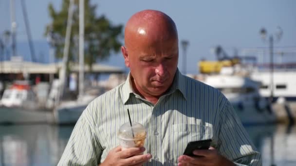 Toerist in een haven met Iced Cappuccino Hand in mobiel bellen lijst zoeken (Ultra High Definition, Ultrahd, Uhd, Ultra Hd 4k, 3840 x 2160) — Stockvideo