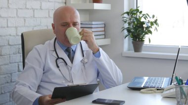 Doktor hastane Office lezzetli bir fincan kahve içecek