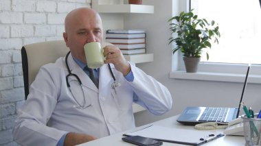 Bir kahve içme Office odasında rahat doktor