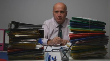 Muhasebe arşivde çalışan ciddi işadamı görüntüsü