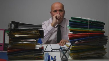 Muhasebe ofisinde düşünceli düşünme işadamı görüntüsü