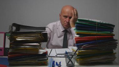 Yorgun ve üzgün işadamı muhasebe Arşiv