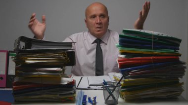 Üzgün işadamı muhasebe ofisinde gergin el hareketi