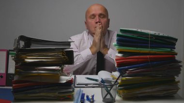 Gergin işadamı el hareketi muhasebe ofisinde üzgün