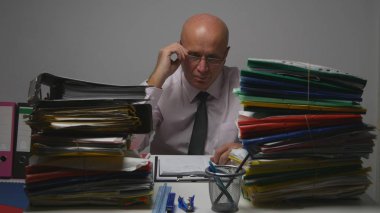 Muhasebe belgeleri kontrol Arşiv odasında işadamı