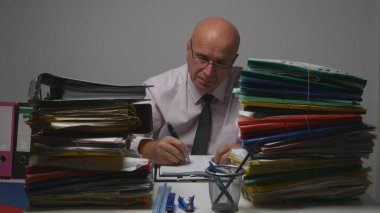 Muhasebe belgeleri imzalama Arşiv odasında işadamı